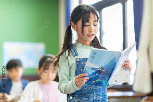 教科書を音読する小学生
