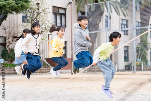 大縄跳びをする小学生