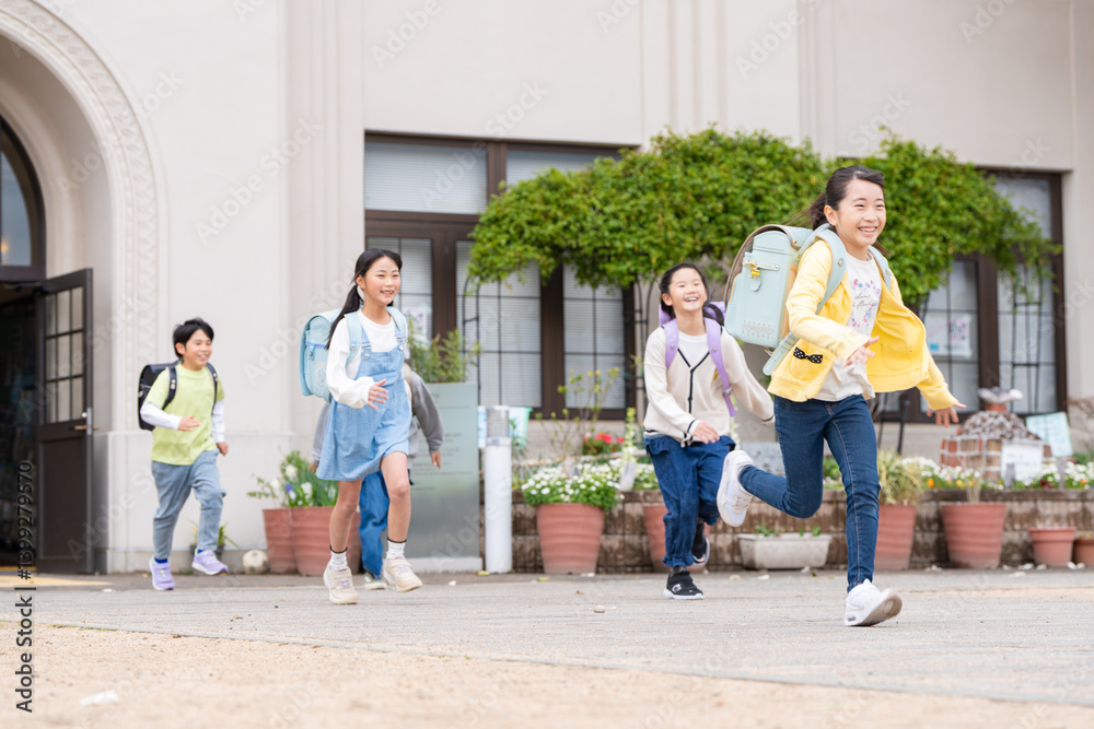 Fototapeta premium 走る小学生