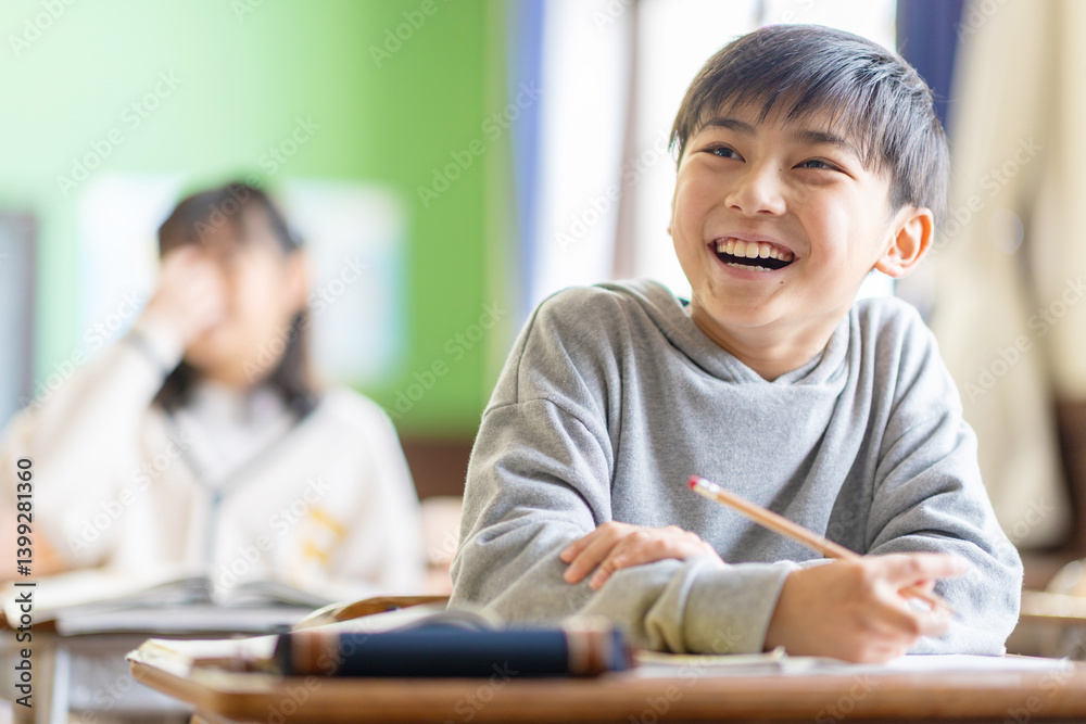 授業を受ける小学生 授業を受ける小学生