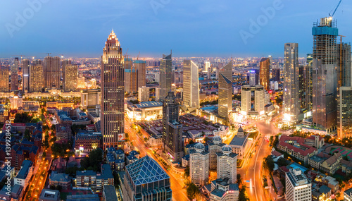 Obraz na płótnie Stunning Aerial View of a Vibrant City Skyline at Dusk w salonie