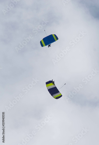 Paracaídas, saltos en paracaídas y competición de paracaidismo, deporte extremo