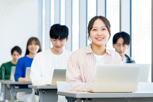 パソコンで授業を受ける大学生　撮影協力：学校法人電波学園　東京電子専門学校