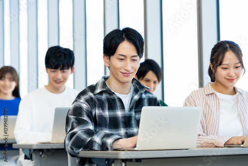 パソコンで授業を受ける大学生　撮影協力：学校法人電波学園　東京電子専門学校