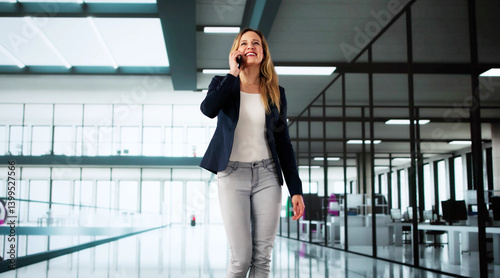 Obraz na płótnie Professional Woman Busy Walking And Communicating In Office w salonie