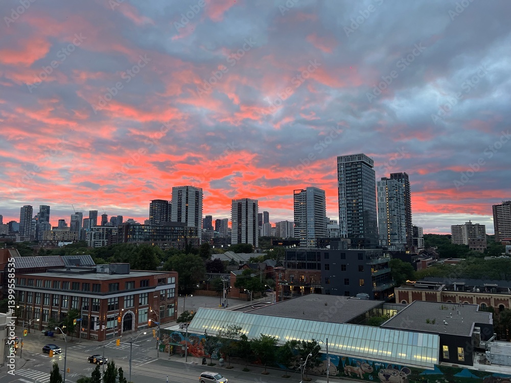 Naklejka premium Vibrant pink sunset over downtown Toronto skyline