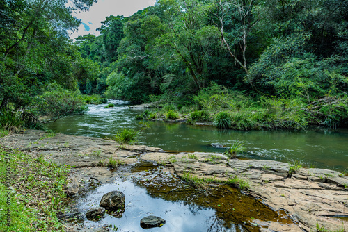 Fluss an den Gardner Falls im Hinterland von sunshine Coast, Australien