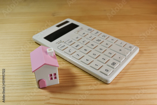 家と電卓　不動産イメージ