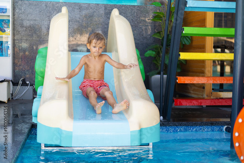 Obraz na płótnie Child sliding down into swimming pool w salonie