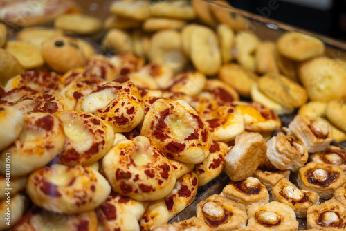 Obraz na płótnie Board with tasty mini pizzas in the shop. Authentic Italian pizza in a restaurant display window. Various pizzeria in glass window display. w salonie