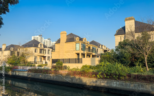Obraz na płótnie Elegant Waterfront Residences w salonie