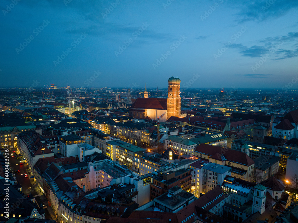 Obraz premium Frauenkirche in Munich at night from the air
