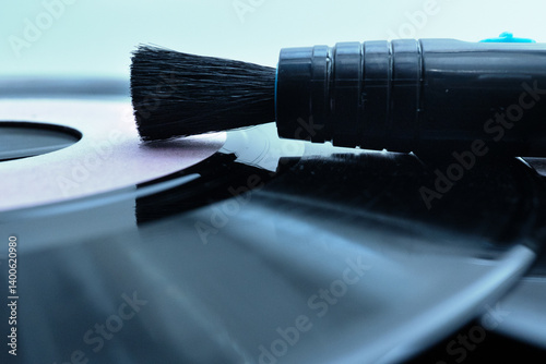 Obraz na płótnie Carbon fiber brush gently cleans a vinyl record, preserving sound quality and extending the life of vintage audio equipment w salonie
