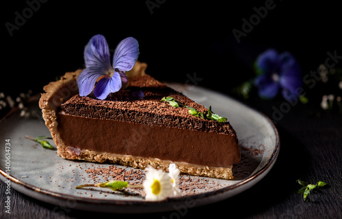 Französische Schokoladen tart mit lila Veilchen photo