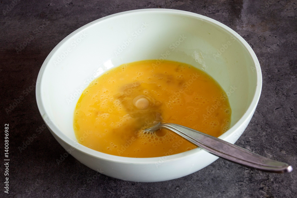 uova in una ciotola per fare una frittata. uova in una ciotola per fare una frittata.