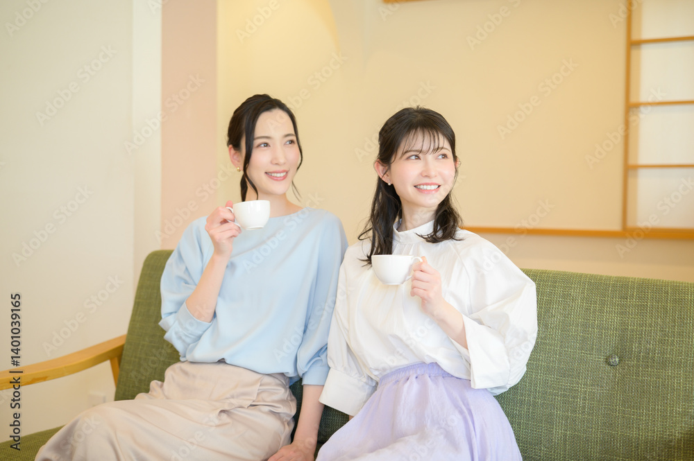 Obraz premium 並んで笑顔の日本人女性