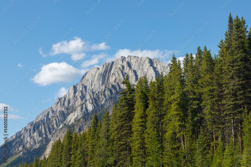 Fototapeta premium Stunning Mountain Scenery in Kananaskis, Alberta, Canada