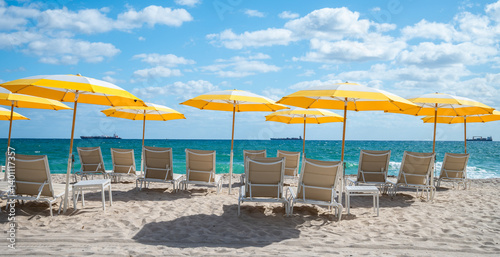 Obraz na płótnie Beach Chairs and Umbrellas with Sea View on Fort Lauderale Beach, Florida w salonie