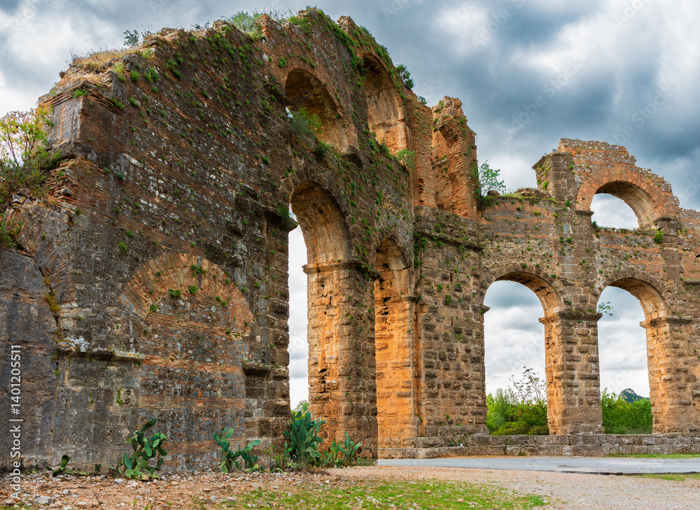 Ruiny Rzymskiego Akweduktu w Aspendos - Turcja i