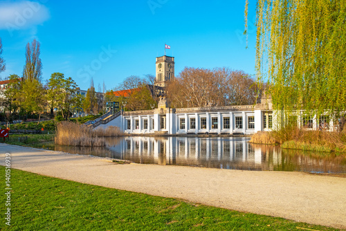 Rudolph-Wilde-Park Berlin Volkspark Schöneberg mit Carl-Zuckmayer-Brücke und Rathaus Schöneberg im Hintergrund