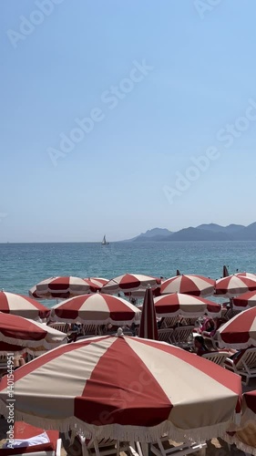Beach Club in Cannes mit rot-weißen Sonnenschirmen 
