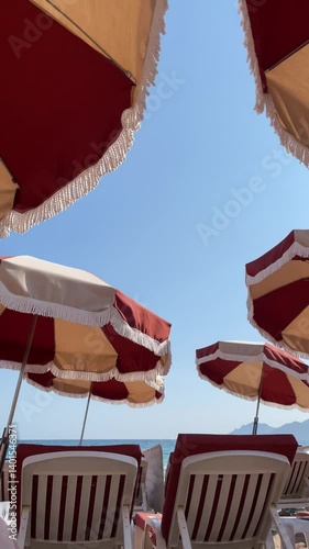 Rot-weiße Sonnenschirme in Cannes