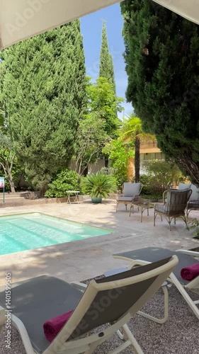 Sommertag am Pool mit Zypressen, Aix-en-Provence