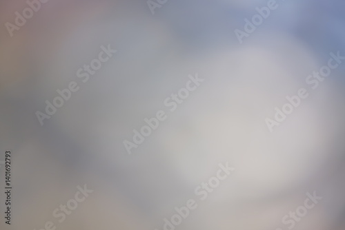 Herzförmig dezente Farbwolke aus weiß grau und leichtem blau