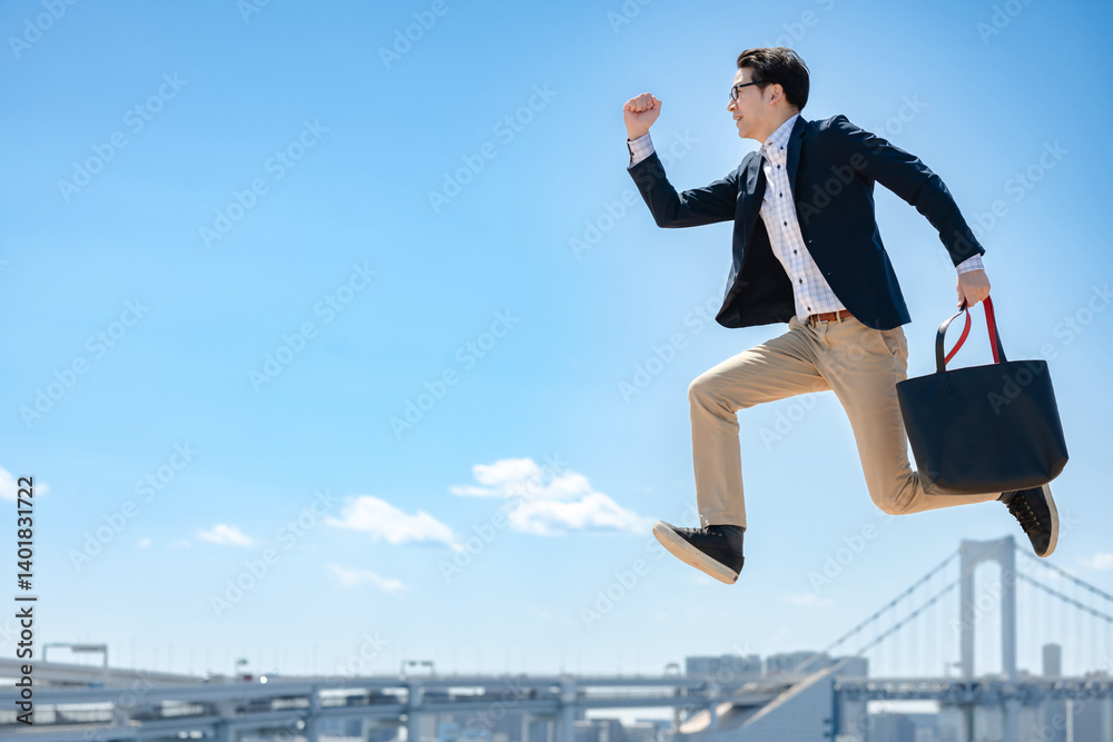 青空でジャンプする若い男性 青空でジャンプする若い男性