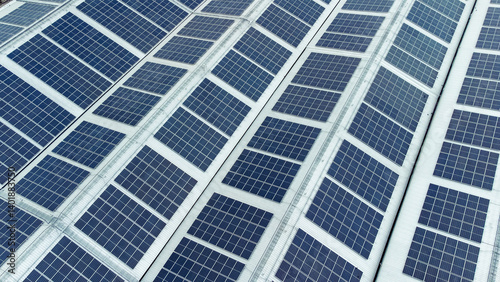 Obraz na płótnie multiple solar panels installed on the rooftop of a building. The solar panels are arranged in neat rows and columns, with clear separations between each panel. w salonie