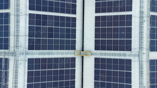 Obraz na płótnie multiple solar panels installed on the rooftop of a building. The solar panels are arranged in neat rows and columns, with clear separations between each panel. w salonie
