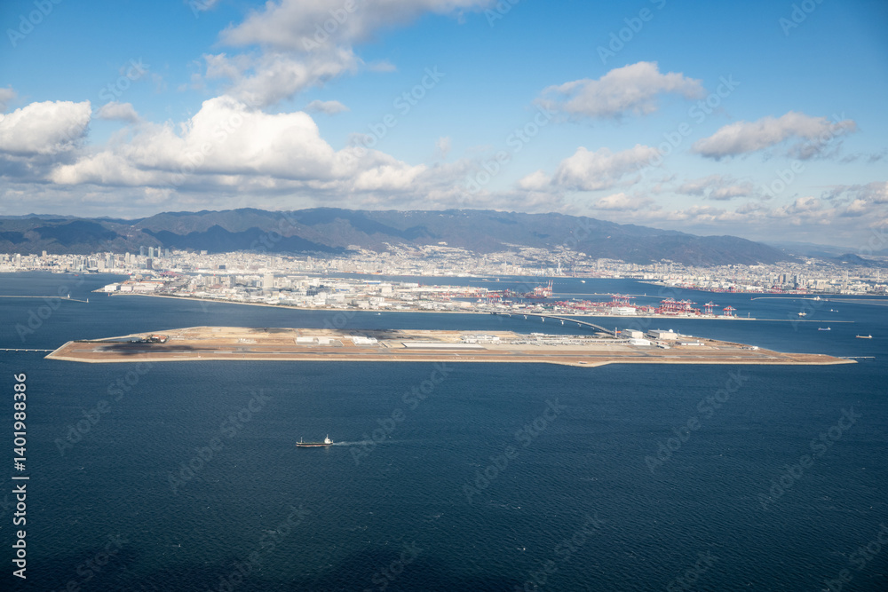 兵庫県 神戸空港に着陸する飛行機の窓から見た景色