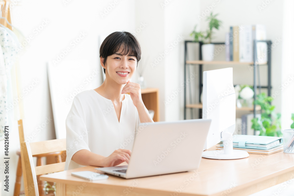 リビングでテレワークをする若い女性 リビングでテレワークをする若い女性
