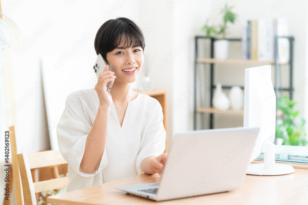 リビングでテレワークをする若い女性 リビングでテレワークをする若い女性
