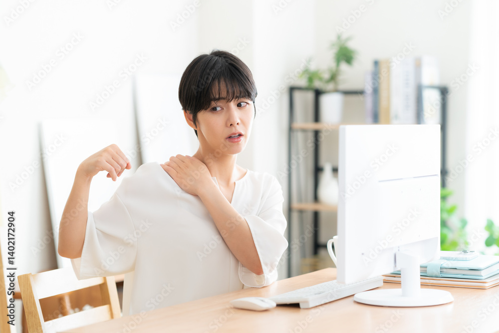 リビングでテレワークをする若い女性