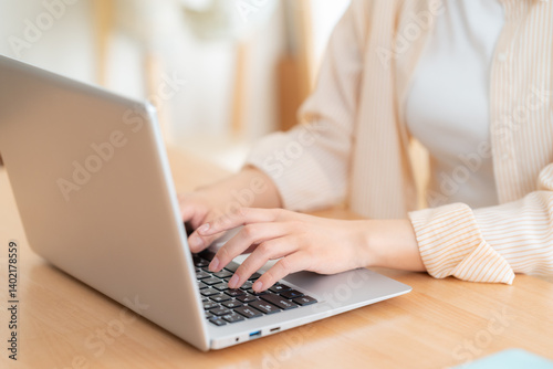 リビングでテレワークをする若い女性