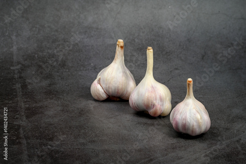 Fototapeta Naklejka Na Ścianę i Meble -  Fresh Garlic Bulb with Peeling Skins. purple garlic.  Suitable for cooking, health, food introduction, nutrition topics.