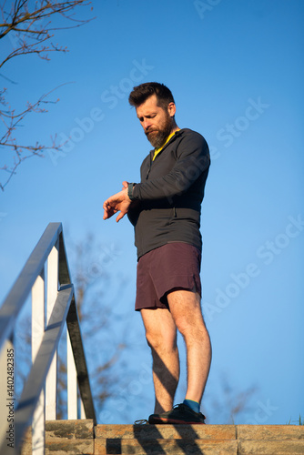 Obraz na płótnie man setting his smartwatch before a run w salonie