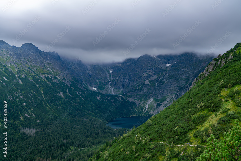 Obraz premium Alpine : Morskie Oko Lake Amidst the Clouds