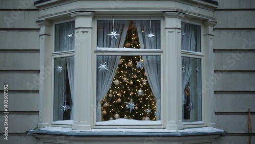 Obraz na płótnie Decorated Christmas tree in window of building w salonie
