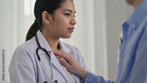 Obraz na płótnie Physician conducting a thorough medical exam on a patient in an office setting. w salonie