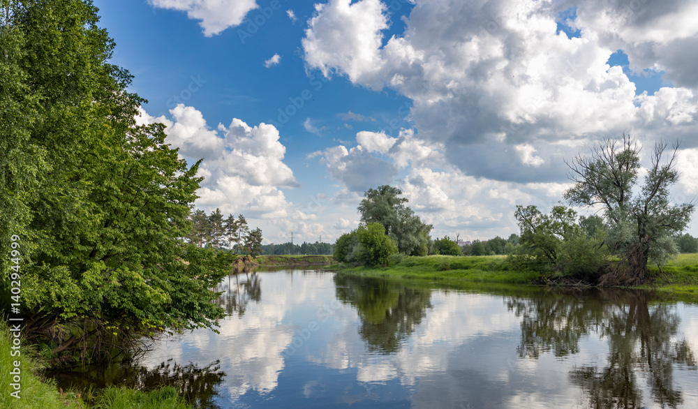 Obraz premium A calm lake with trees in the background