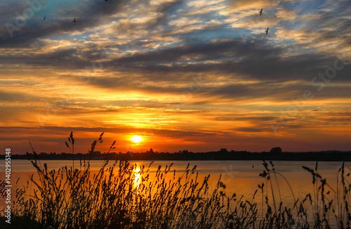 Obraz na płótnie sunset over the river w salonie