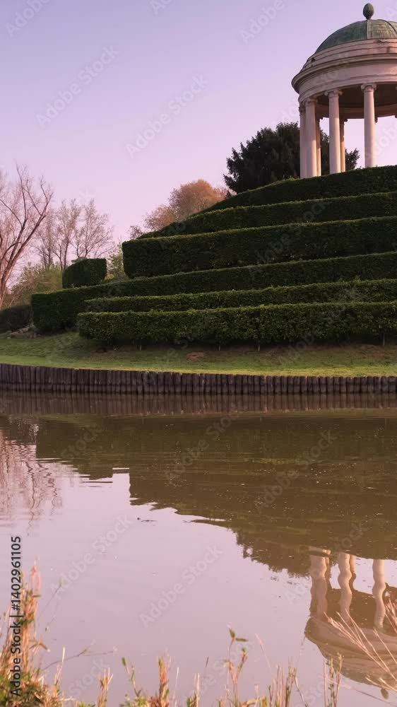 Tempietto Monoptero del parco Querini, con riflessi nell'acqua, video verticale, Vicenza, Veneto, Italia