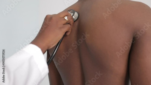 DOCTOR AUSCULTATES