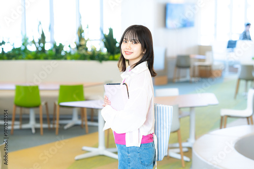 キャンパスの大学生【撮影協力：学校法人電波学園　東京電子専門学校】
