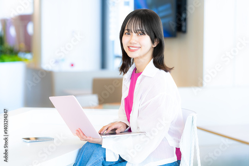 オフィスで働くビジネスウーマン【撮影協力：学校法人電波学園　東京電子専門学校】