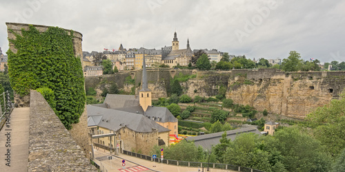 Foto High angle view on the city of Luxembourg on a cloudy summer day