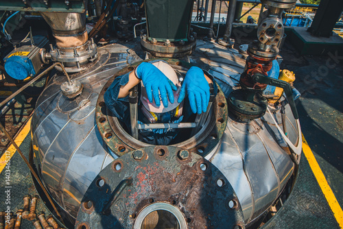 Obraz na płótnie Male into work inspection process chemical into stairways chemical stainless tank w salonie