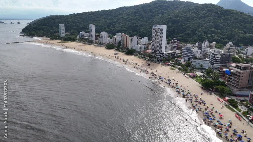 Uma imagem aérea do Litoral Paranaense, Praia Mansa de Caiobá, Matinhos, Paraná. 